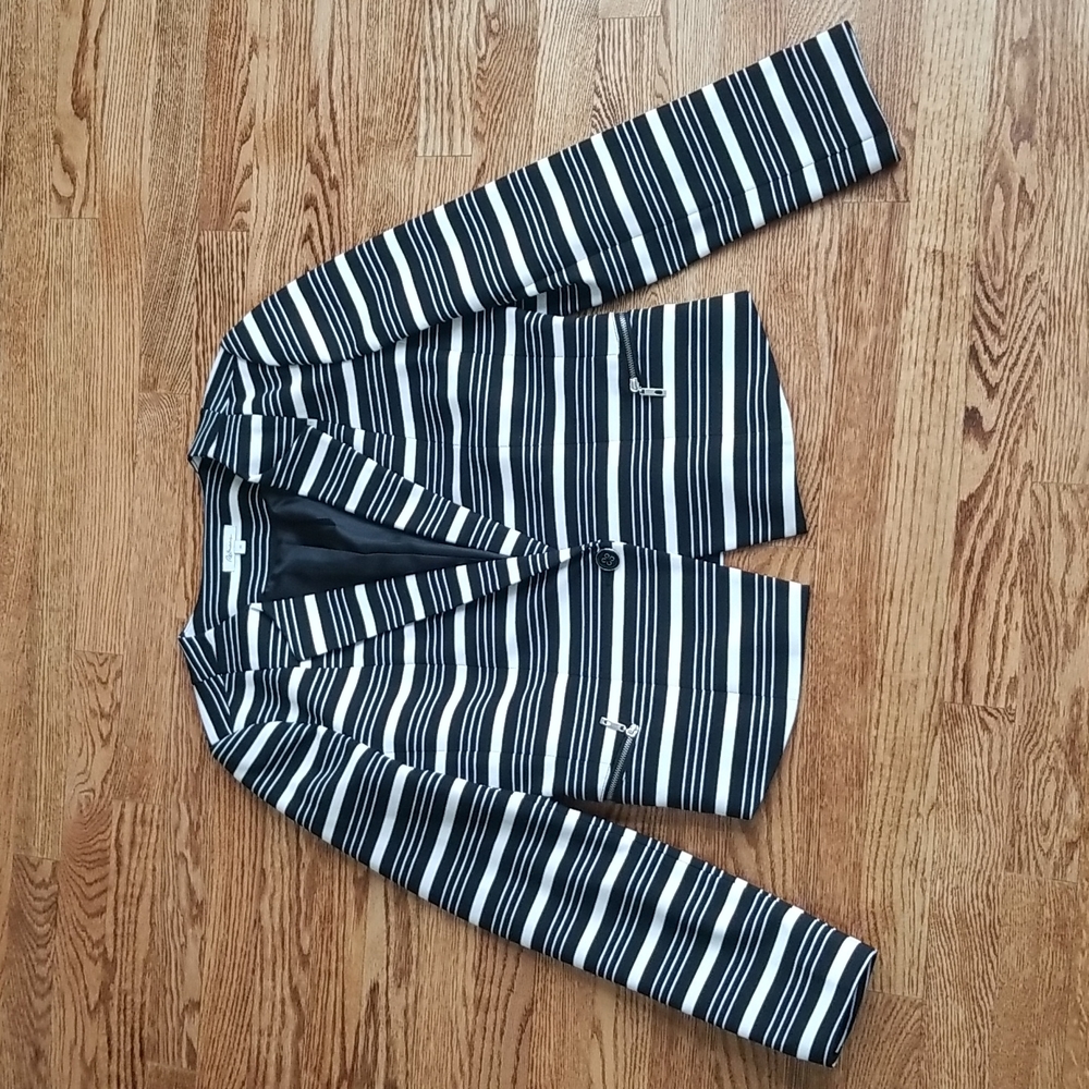 (11) Reitmans Black and White Striped Blazer Lightly Padded Shoulders Business